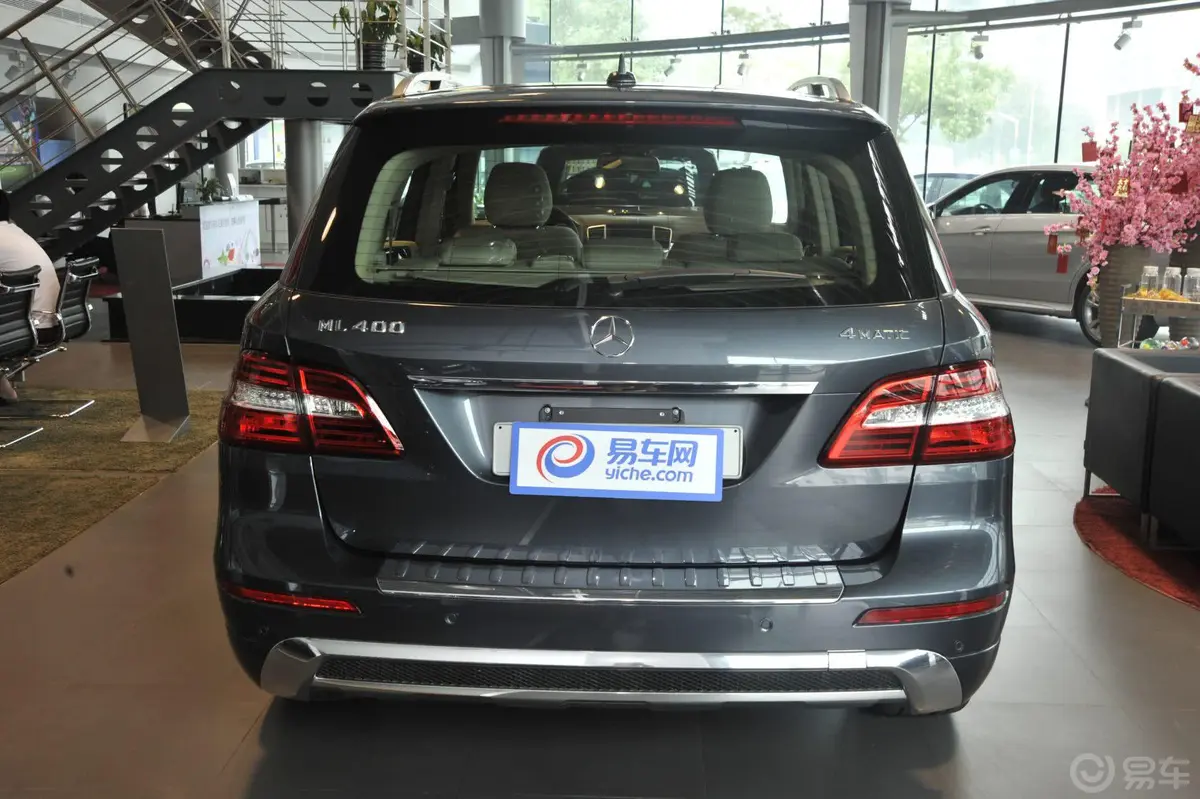 奔驰M级ML400 4MATIC 动感型正后水平