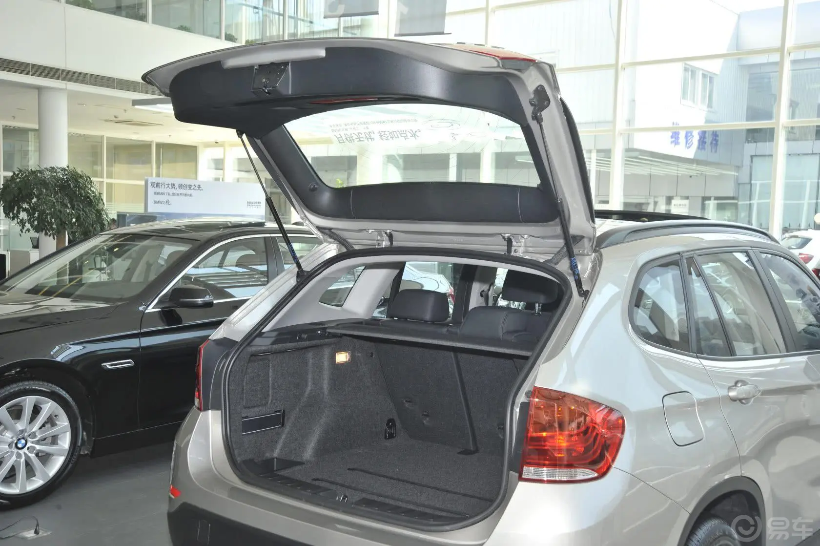宝马X1sDrive18i 领先型行李厢开口范围