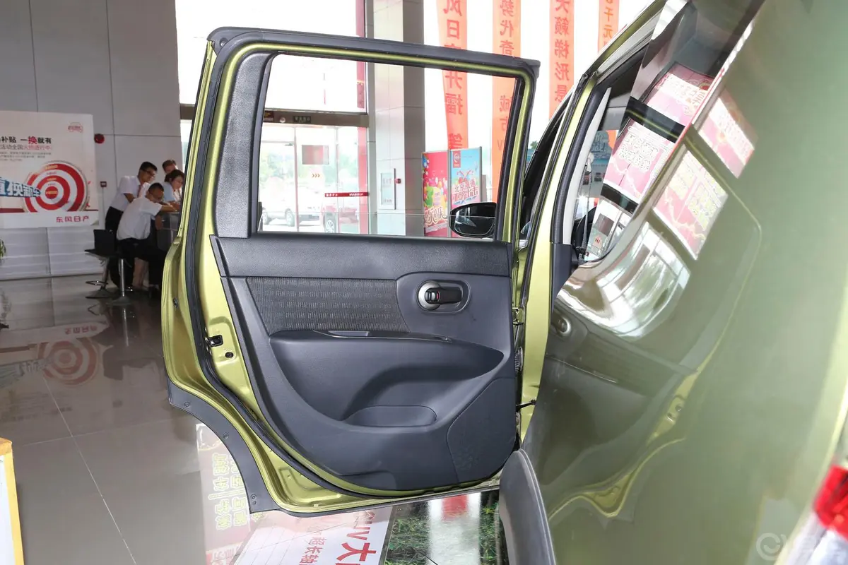 骊威劲锐 1.6L CVT XL 舒适版驾驶员侧车门内门板