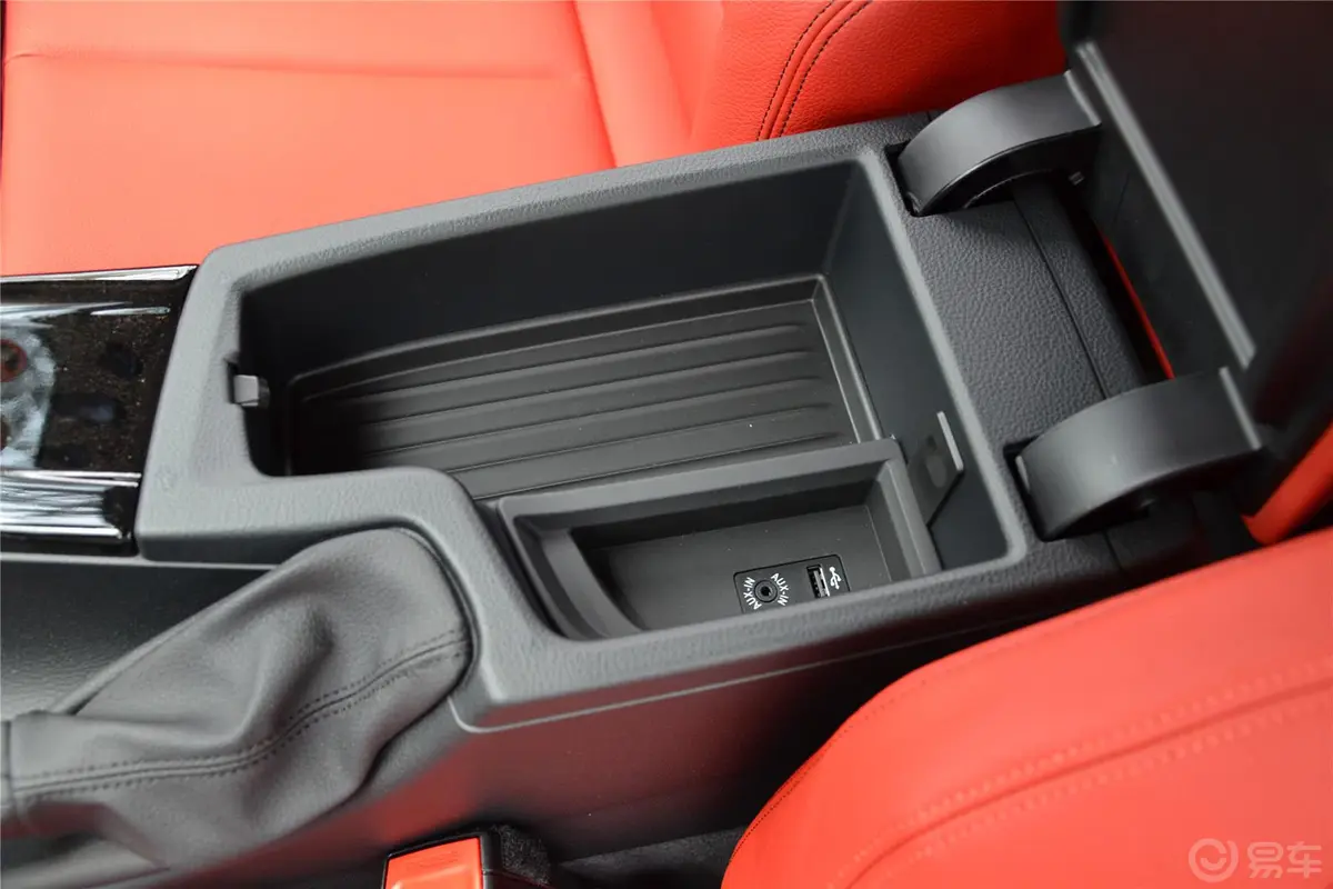 宝马4系双门轿跑车 420i 设计套装型前排中央扶手箱空间