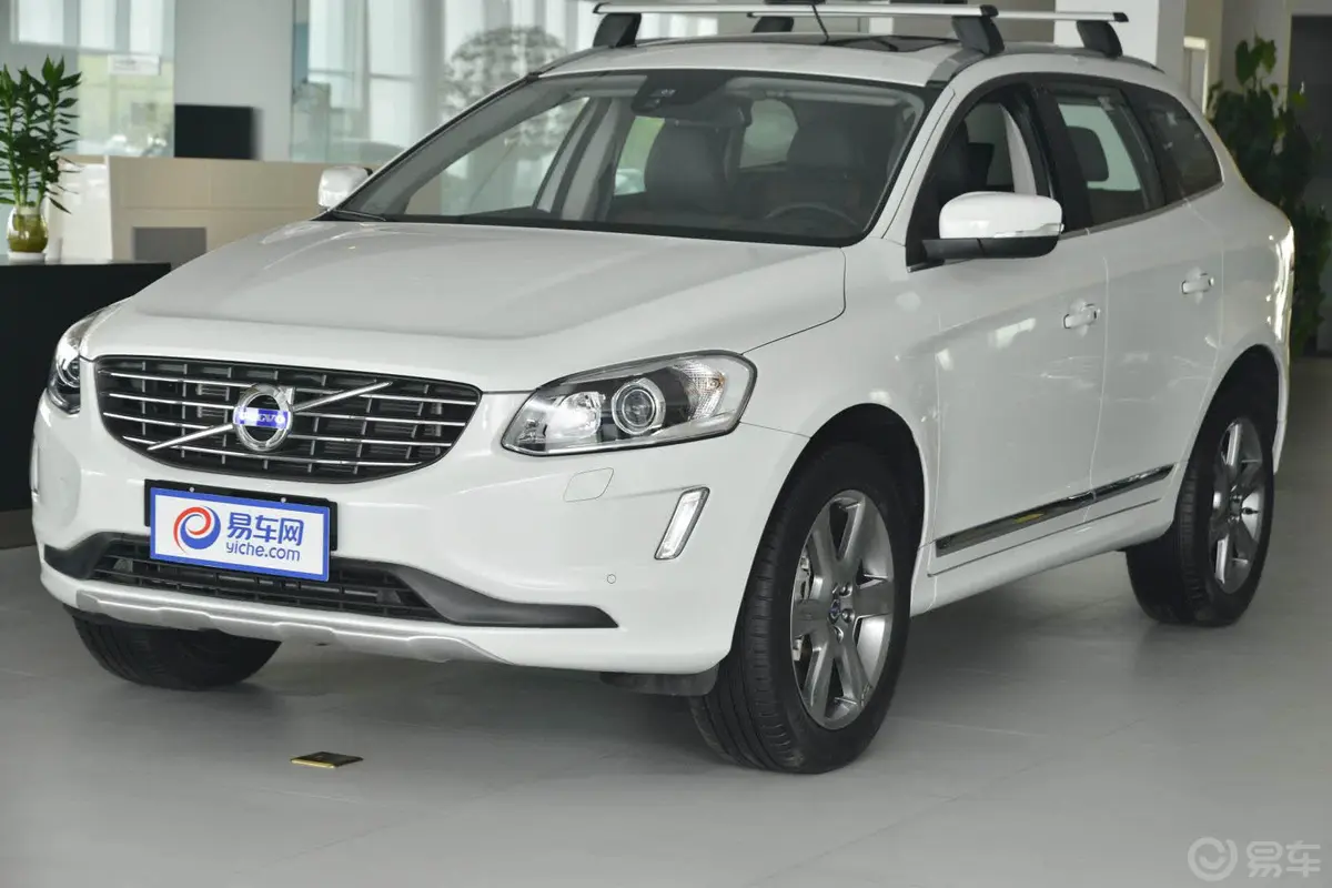 沃尔沃XC60(进口)T6 智逸版侧前45度车头向左水平