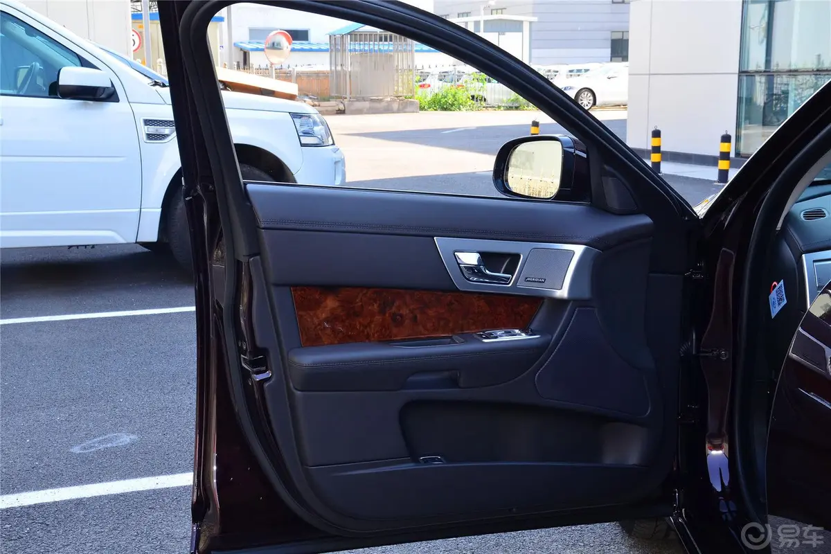 捷豹XF2.0T 豪华版驾驶员侧车门内门板