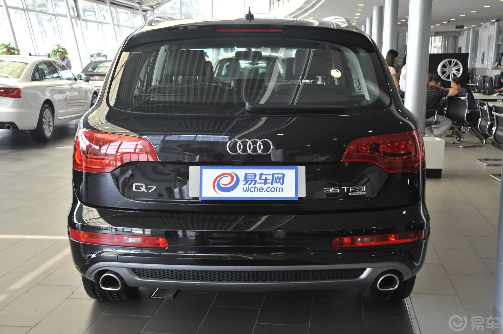 奥迪Q735 TFSI quattro 运动型正后水平