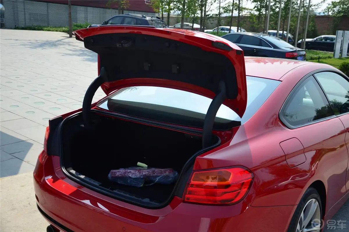 宝马4系双门轿跑车 435i xDrive 运动设计套装行李厢开口范围