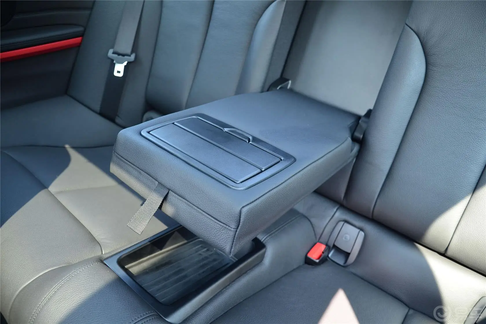 宝马4系双门轿跑车 435i xDrive 运动设计套装后排扶手