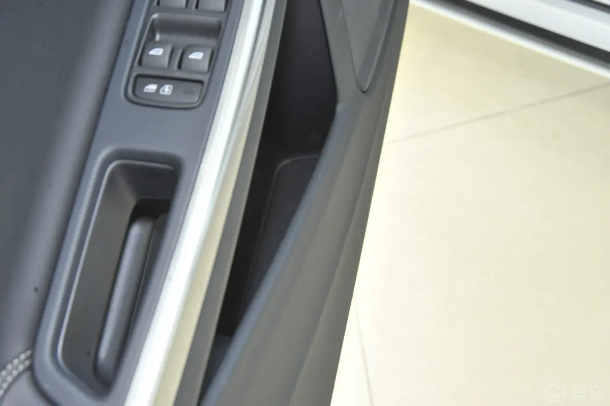 沃尔沃V60T5 智雅 个性运动版驾驶员门储物盒