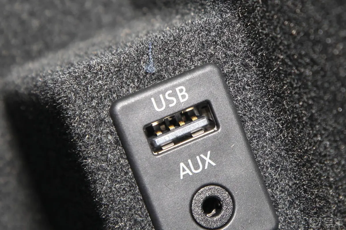 迈腾1.8T 手自一体 尊贵型USB接口