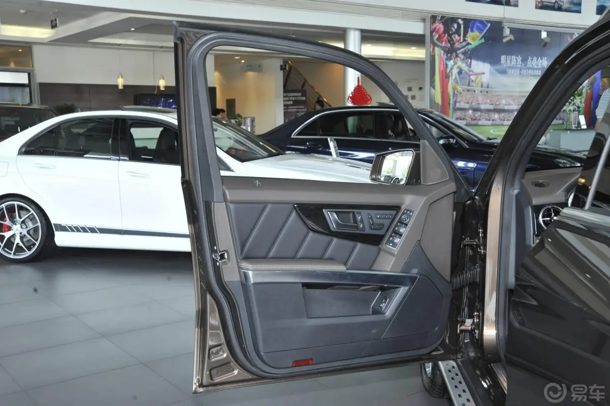 奔驰GLK级GLK 300 3.0L 自动 豪华型 改款驾驶员侧车门内门板