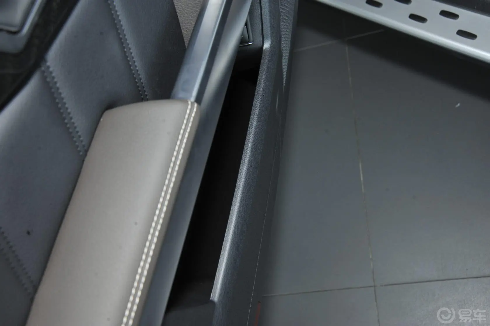奔驰GLK级GLK 300 3.0L 自动 豪华型 改款驾驶员门储物盒