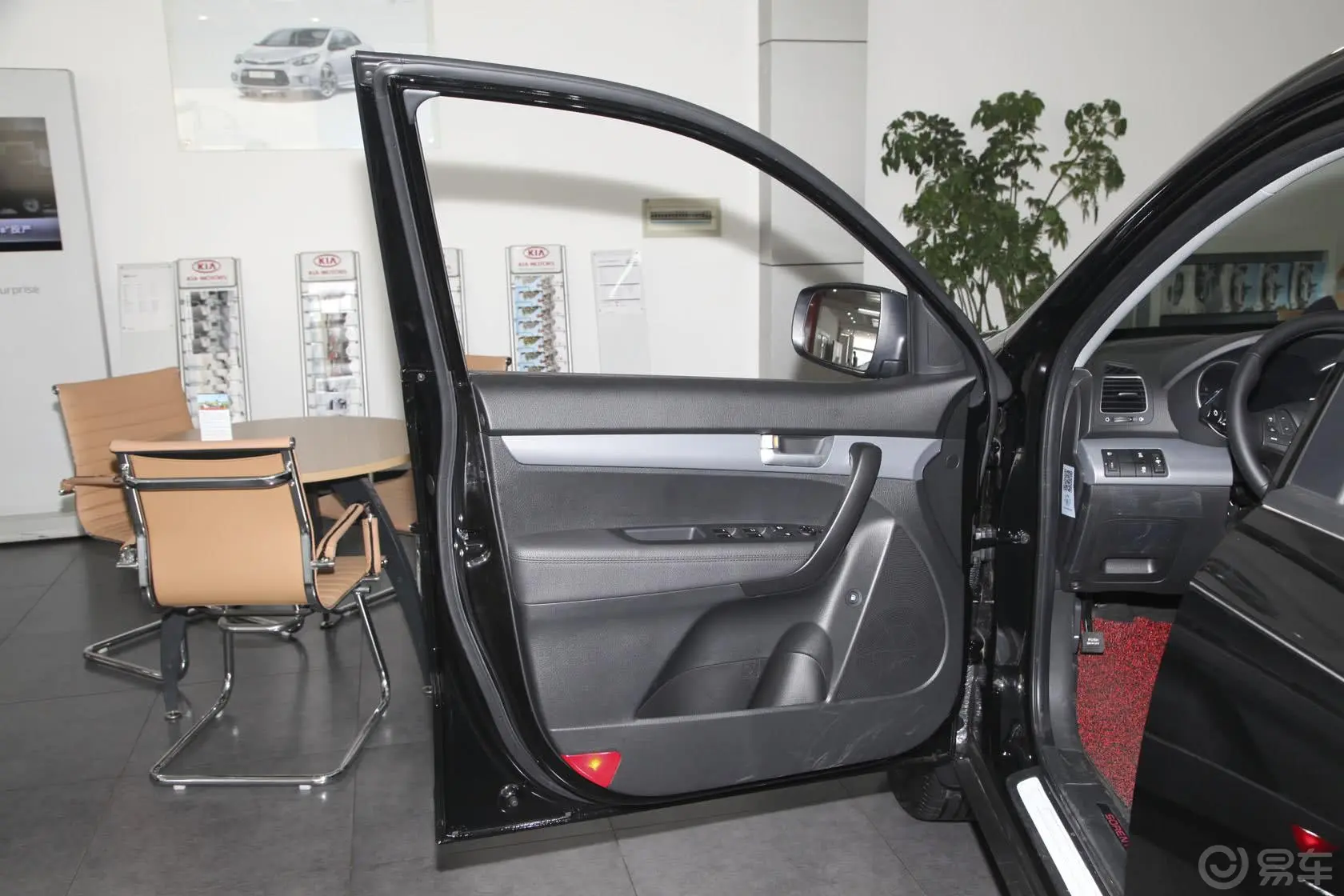 索兰托2.4L 汽油 豪华版 七座(GDI) 国五驾驶员侧车门内门板