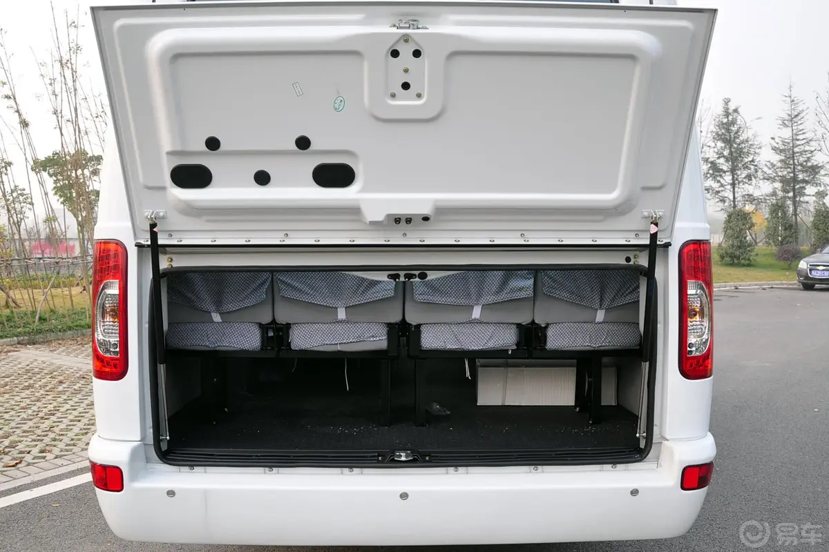 依维柯褒迪A42 3.0L标准版 17座 高顶行李箱空间