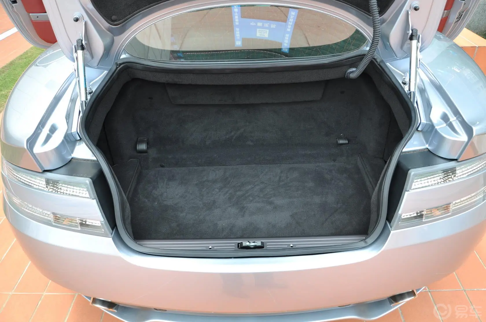 阿斯顿·马丁DB96.0L Coupe行李箱空间