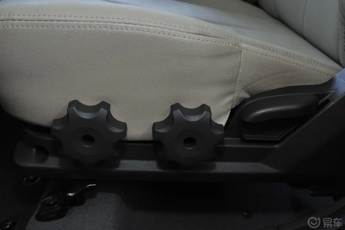 悦动1.6L GLS 自动座椅调节键
