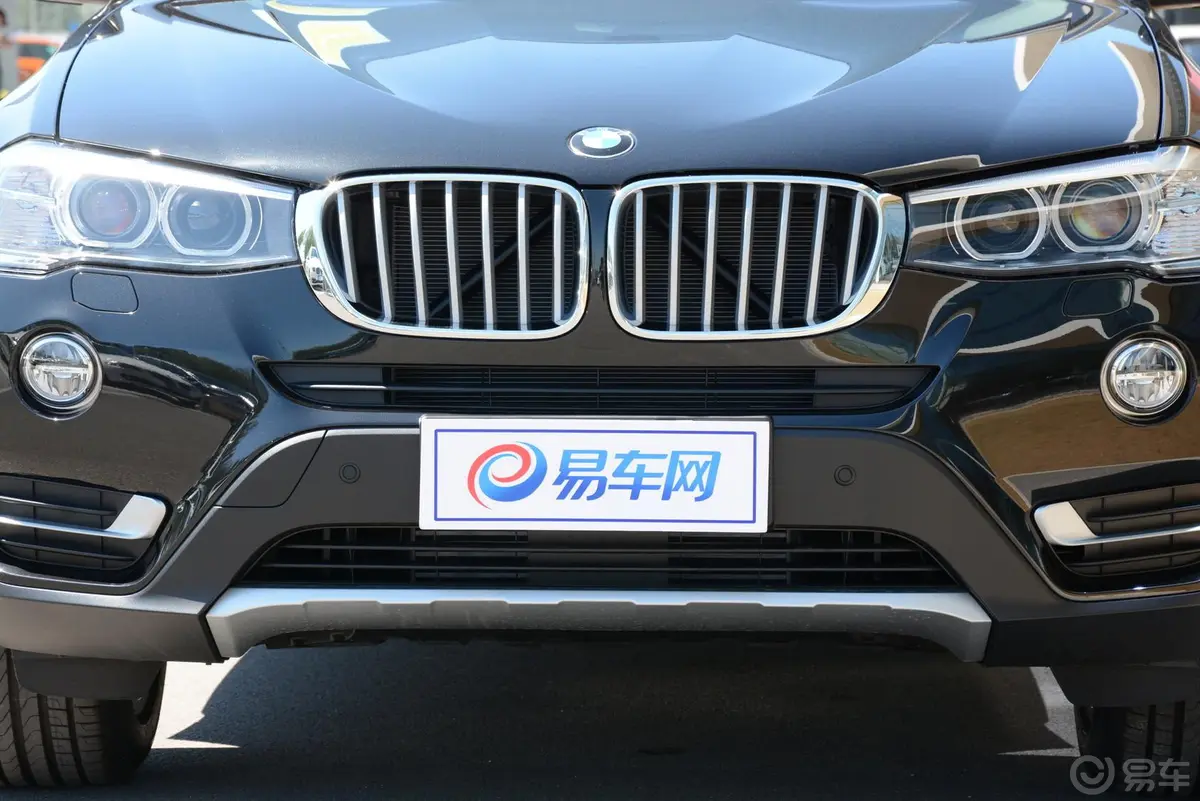 宝马X3(进口)xDrive28i X设计套装前格栅侧俯拍