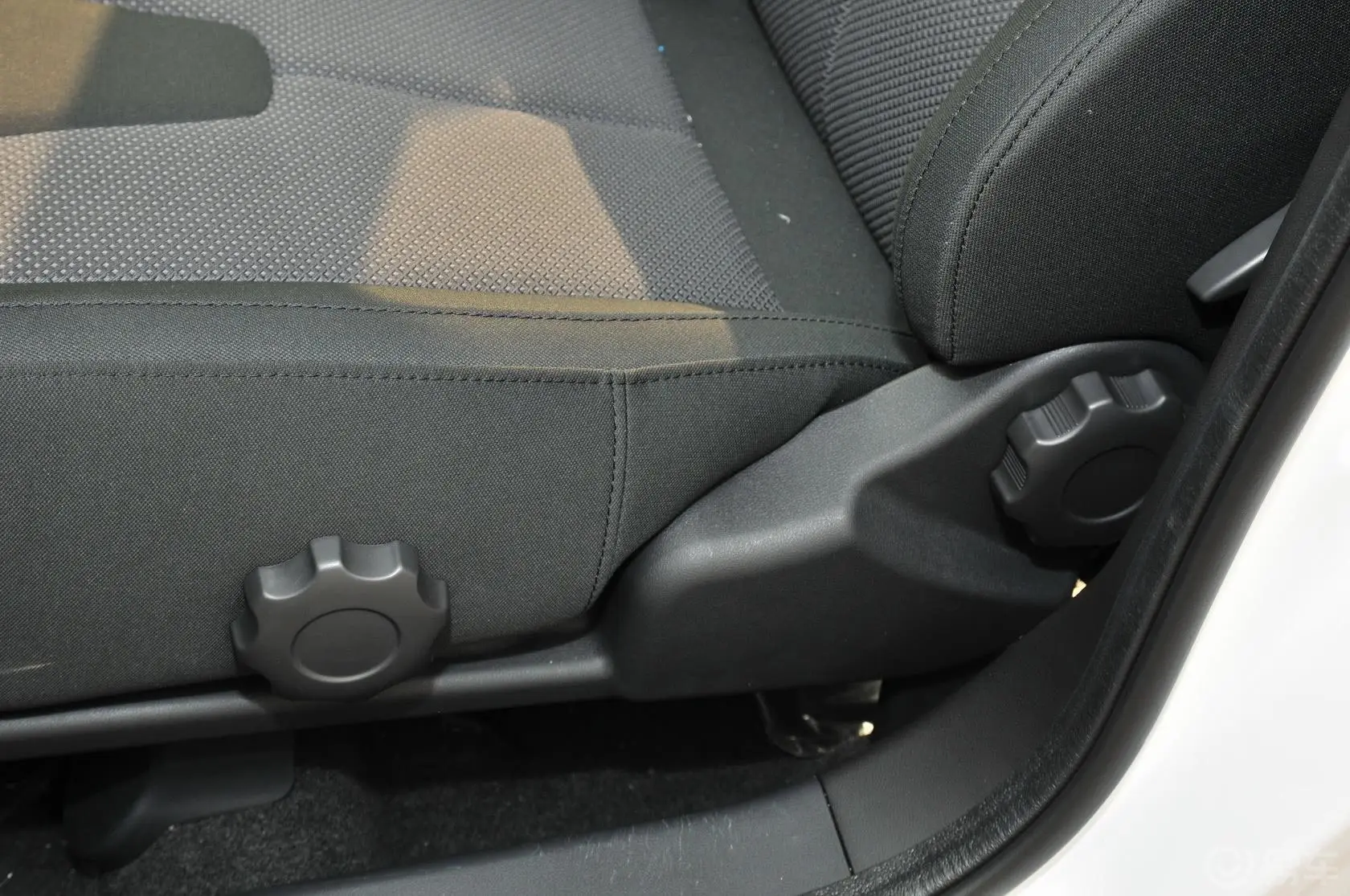 MG51.5T 手动 豪华型座椅调节键