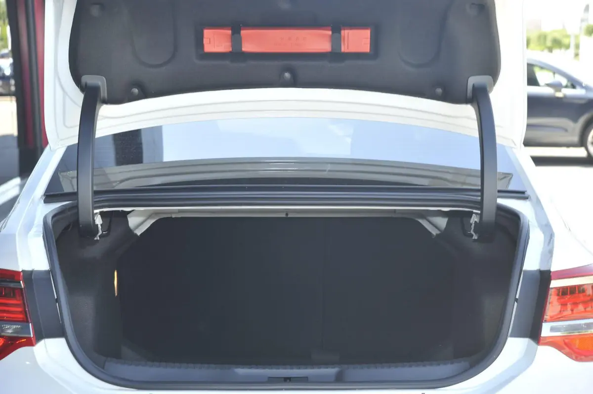 DS 5LS1.8L VTi140 自动舒适版行李箱空间