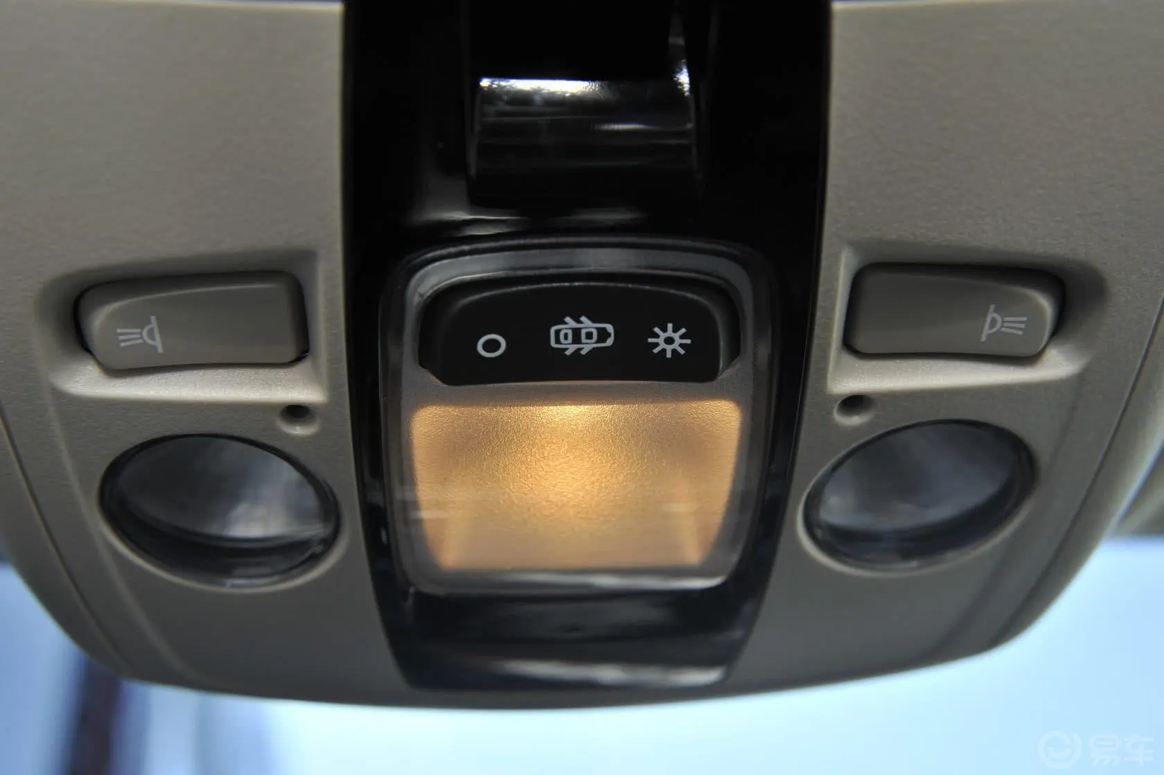 DS 5LS1.8L VTi140 自动舒适版前排车顶中央控制区
