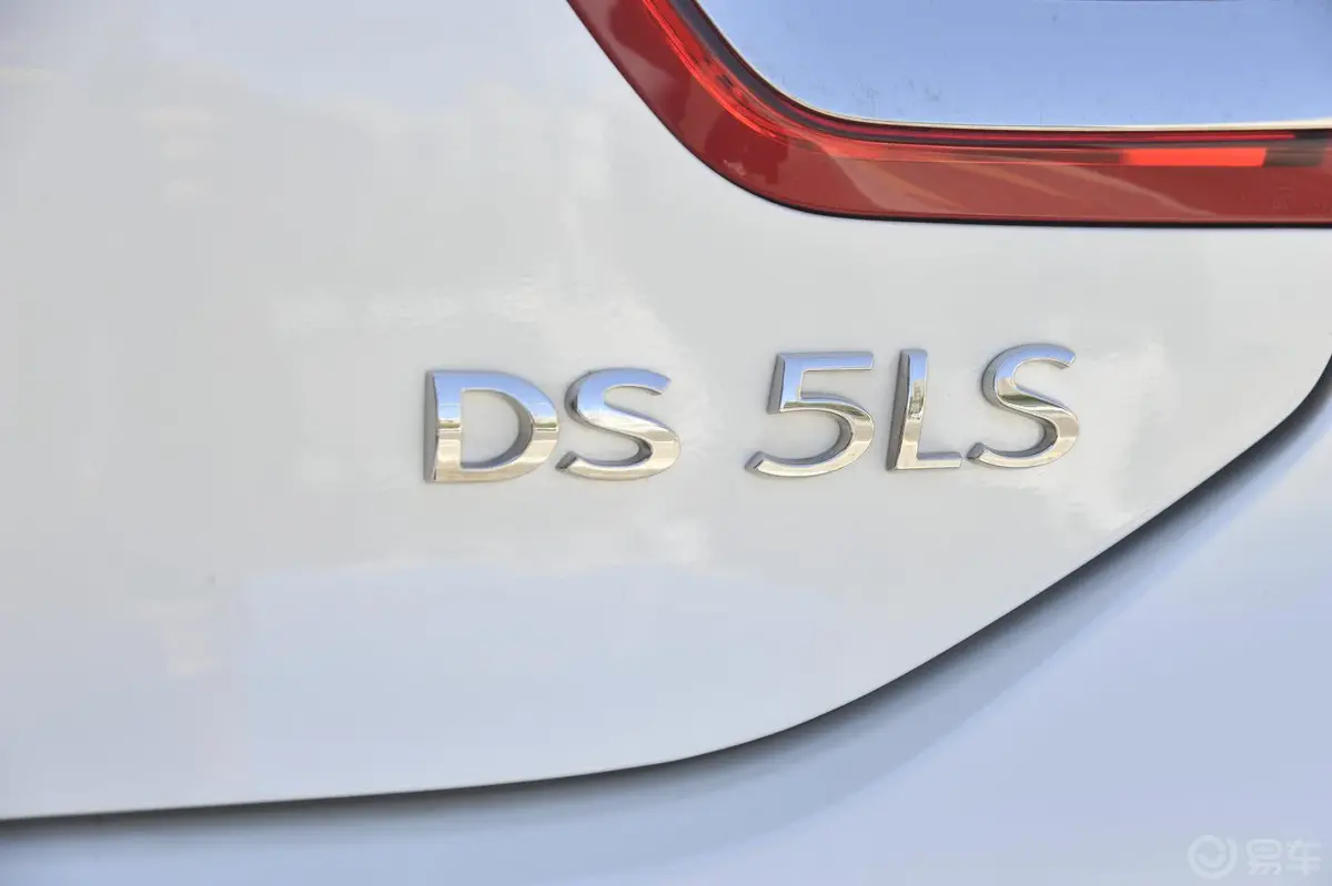 DS 5LS1.8L VTi140 自动舒适版尾标