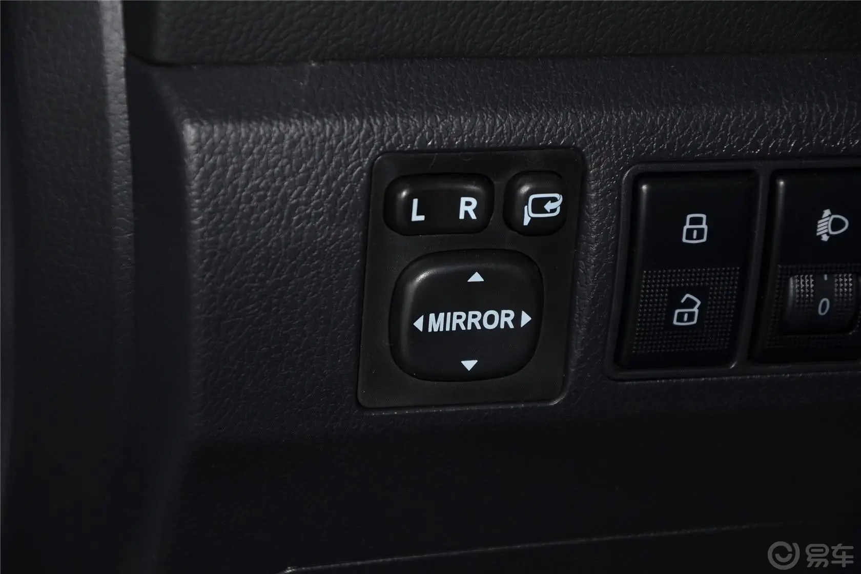 哈弗H6升级版 1.5T 手动 两驱 精英型外后视镜控制键
