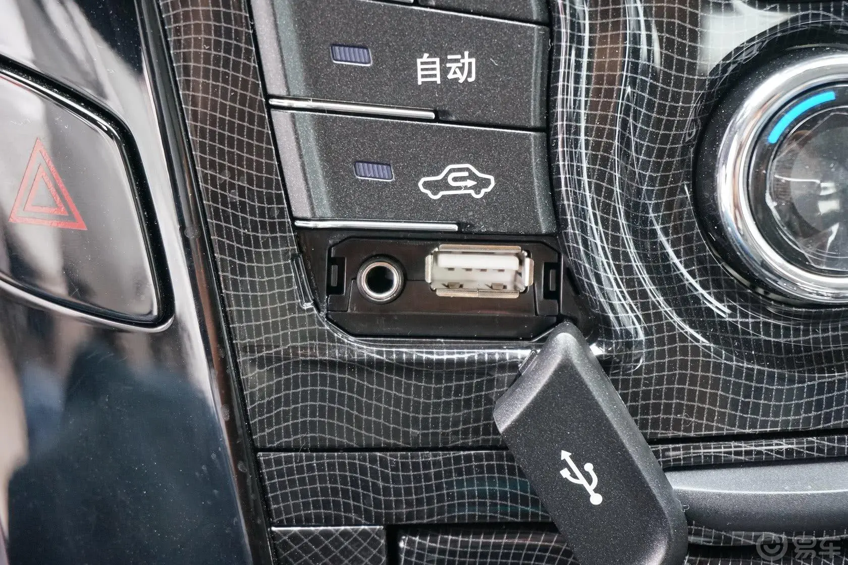 秦新能源酷黑骑士版 1.5T 自动 旗舰型USB接口