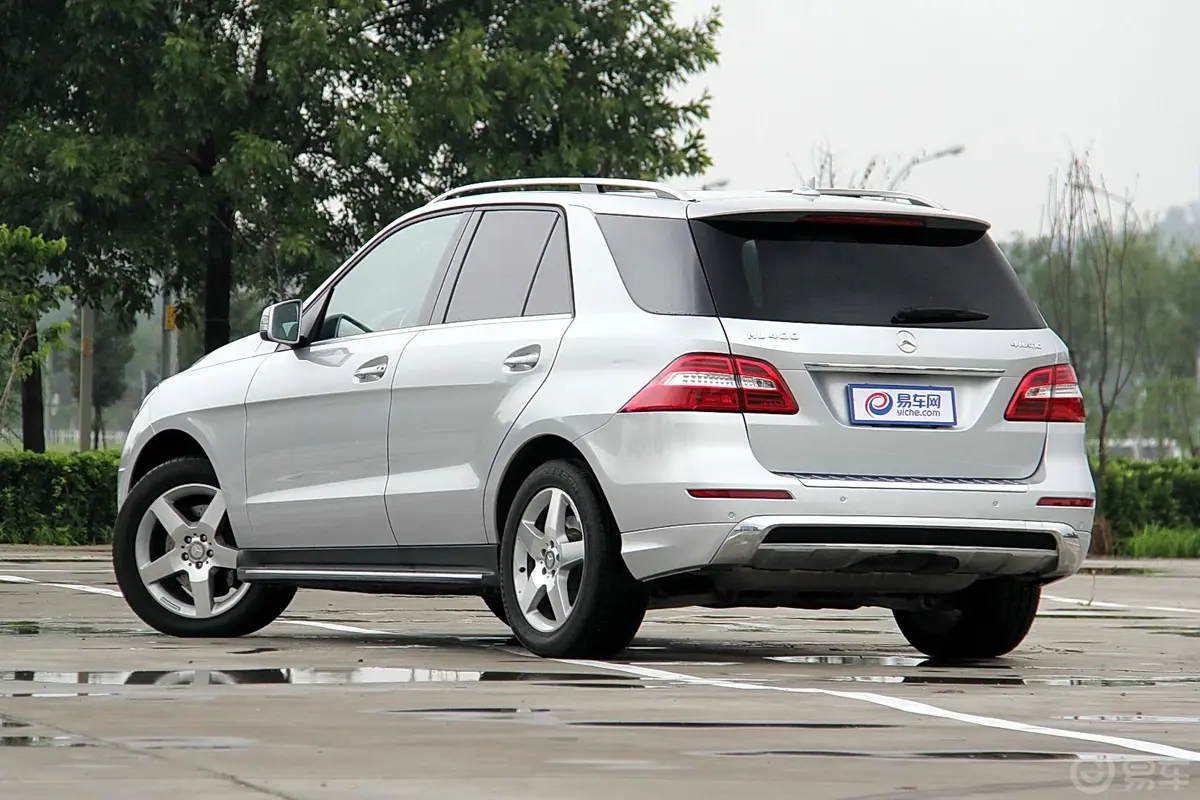 奔驰M级ML400 4MATIC 豪华型侧后45度车头向左水平