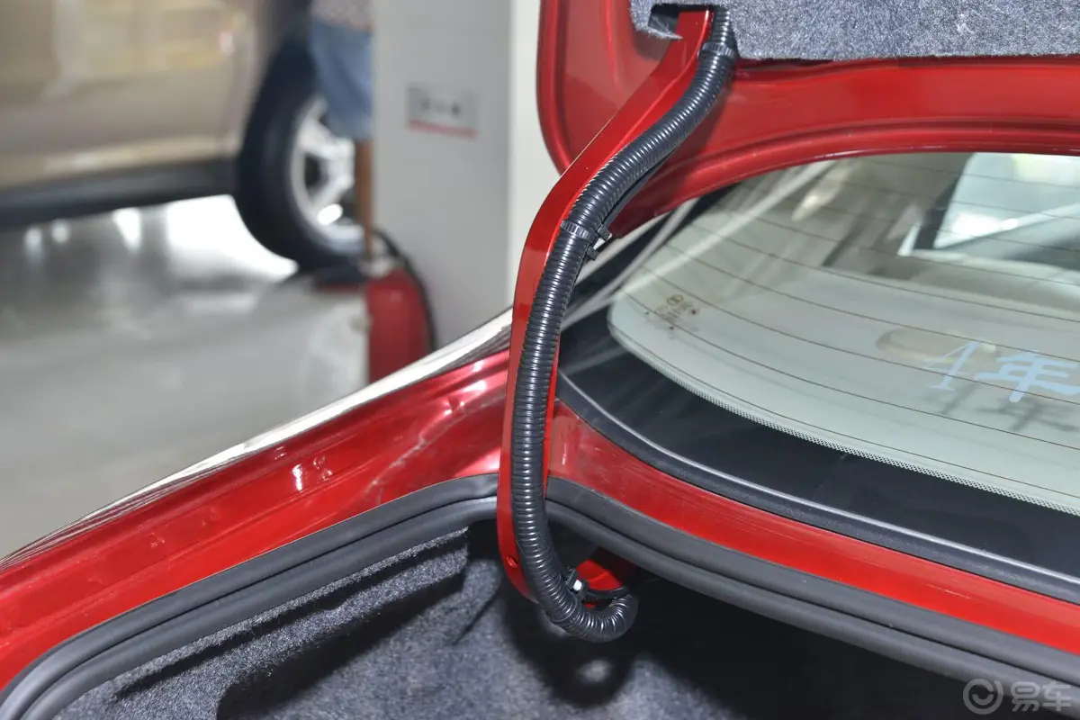 比亚迪G62.0L 手动 尊贵型行李厢支撑杆