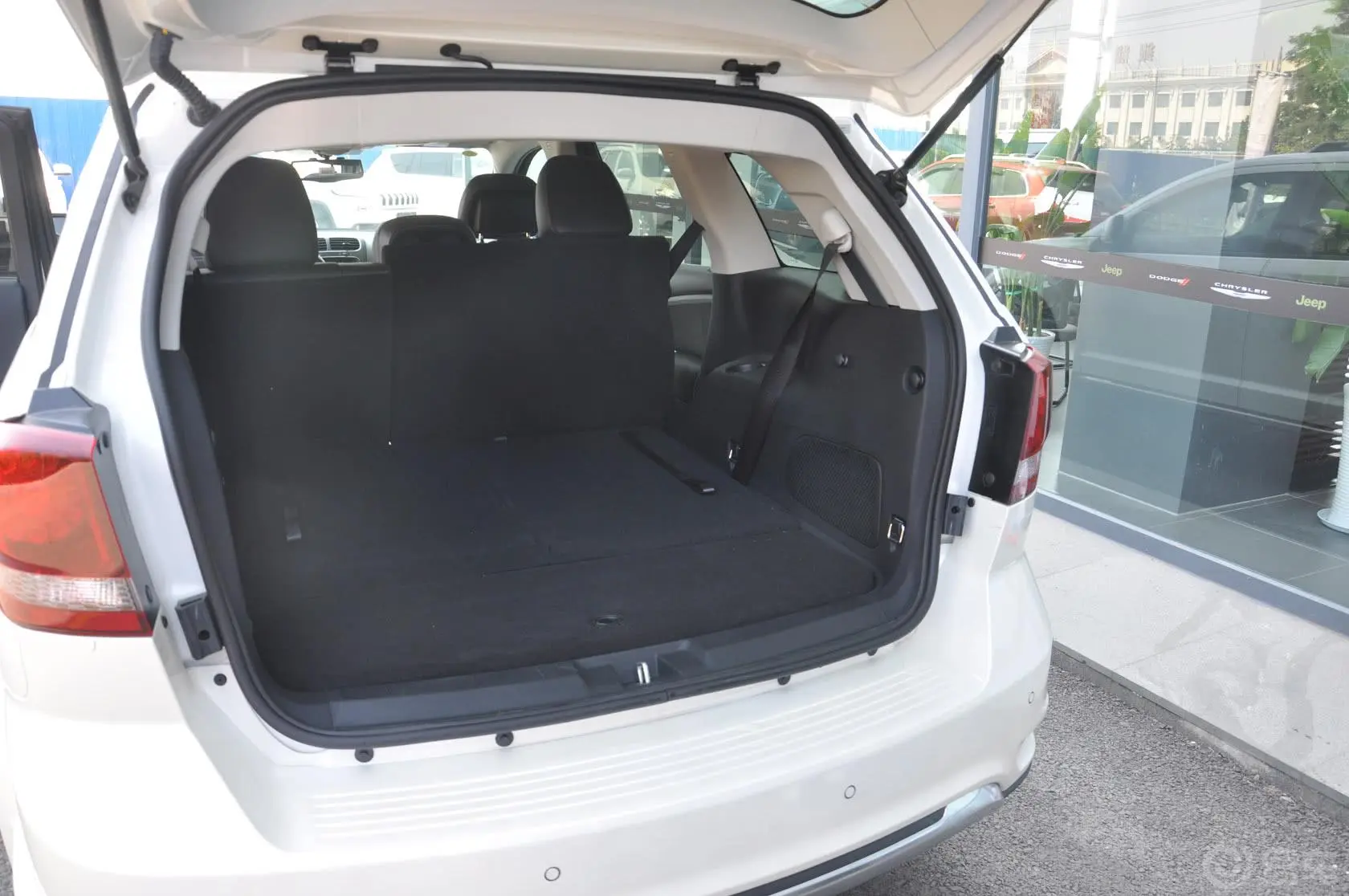 酷威2.4L 自动 两驱 旅行版行李箱空间