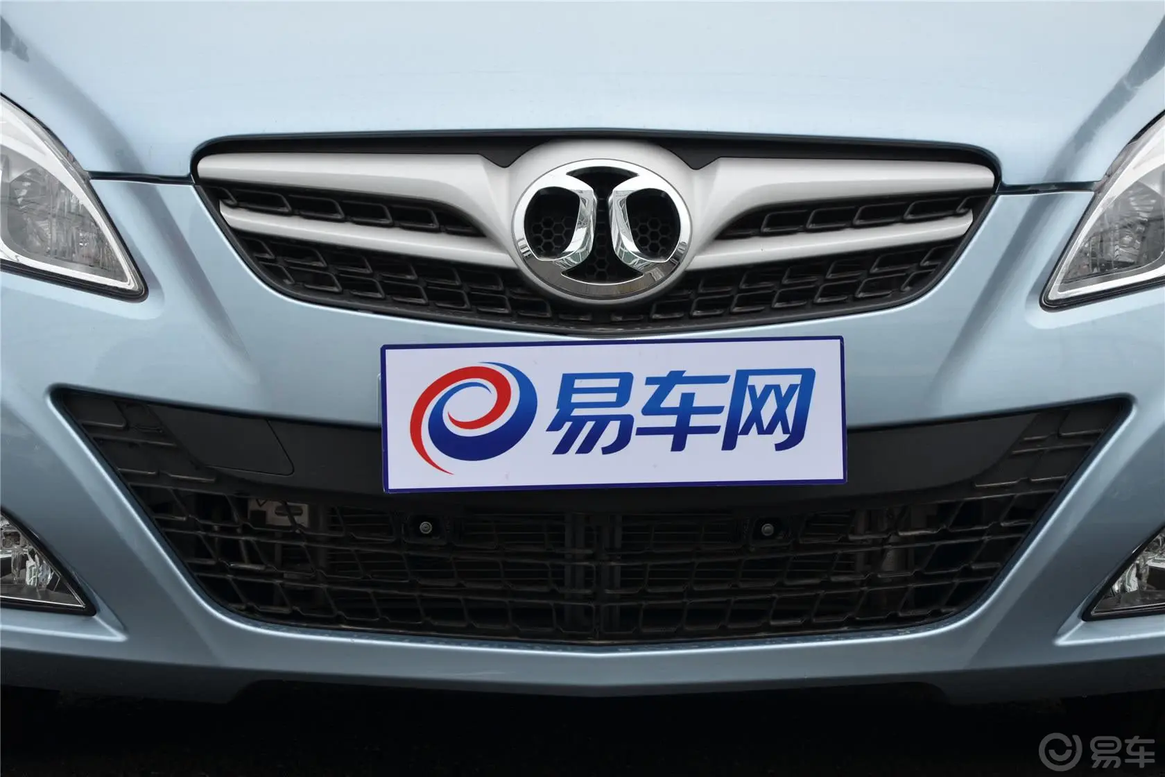 北京汽车E系列三厢 1.5L 手动 乐天天窗版前格栅侧俯拍