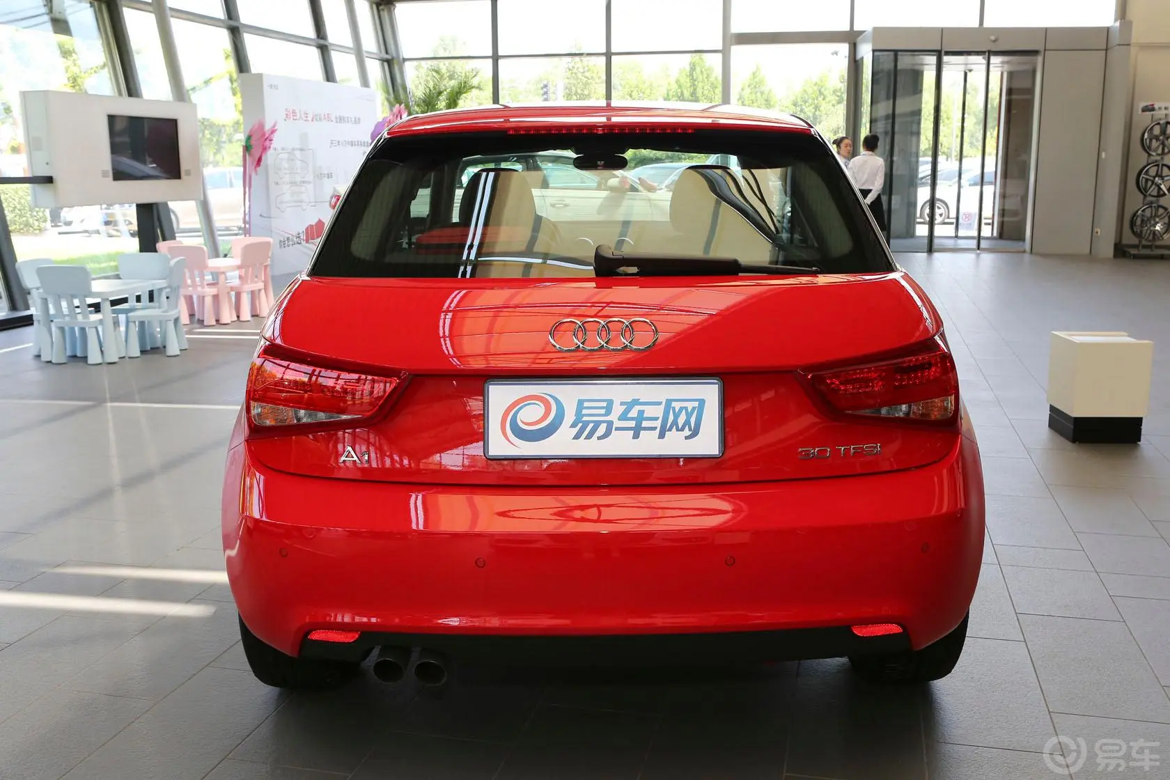 奥迪A130 TFSI 技术型正后水平