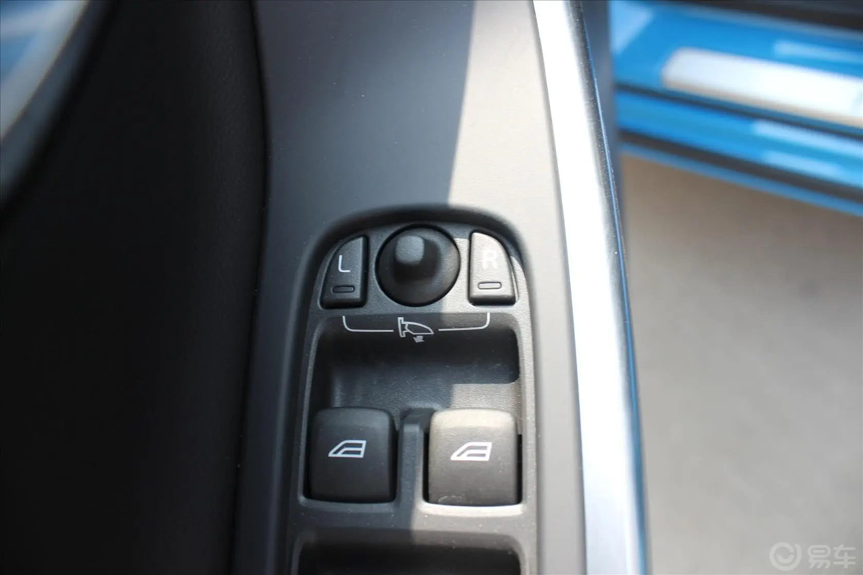 沃尔沃V60T6 AWD 个性运动版外后视镜控制键