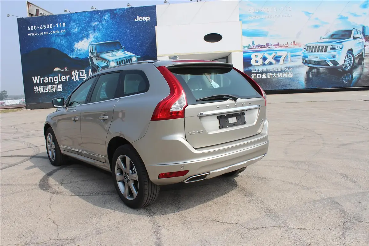 沃尔沃XC60(进口)T5 智逸版侧后45度车头向左水平