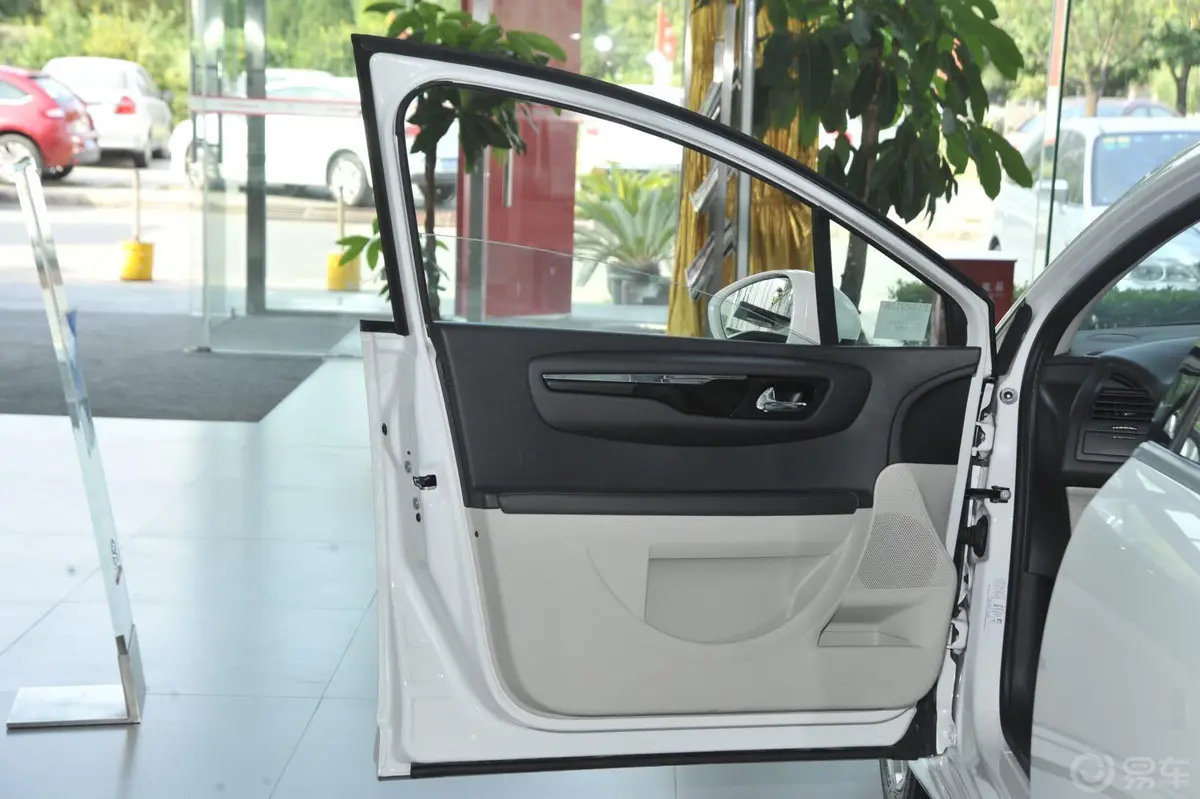 世嘉三厢 1.6L 自动 品尚型 VTS版驾驶员侧车门内门板