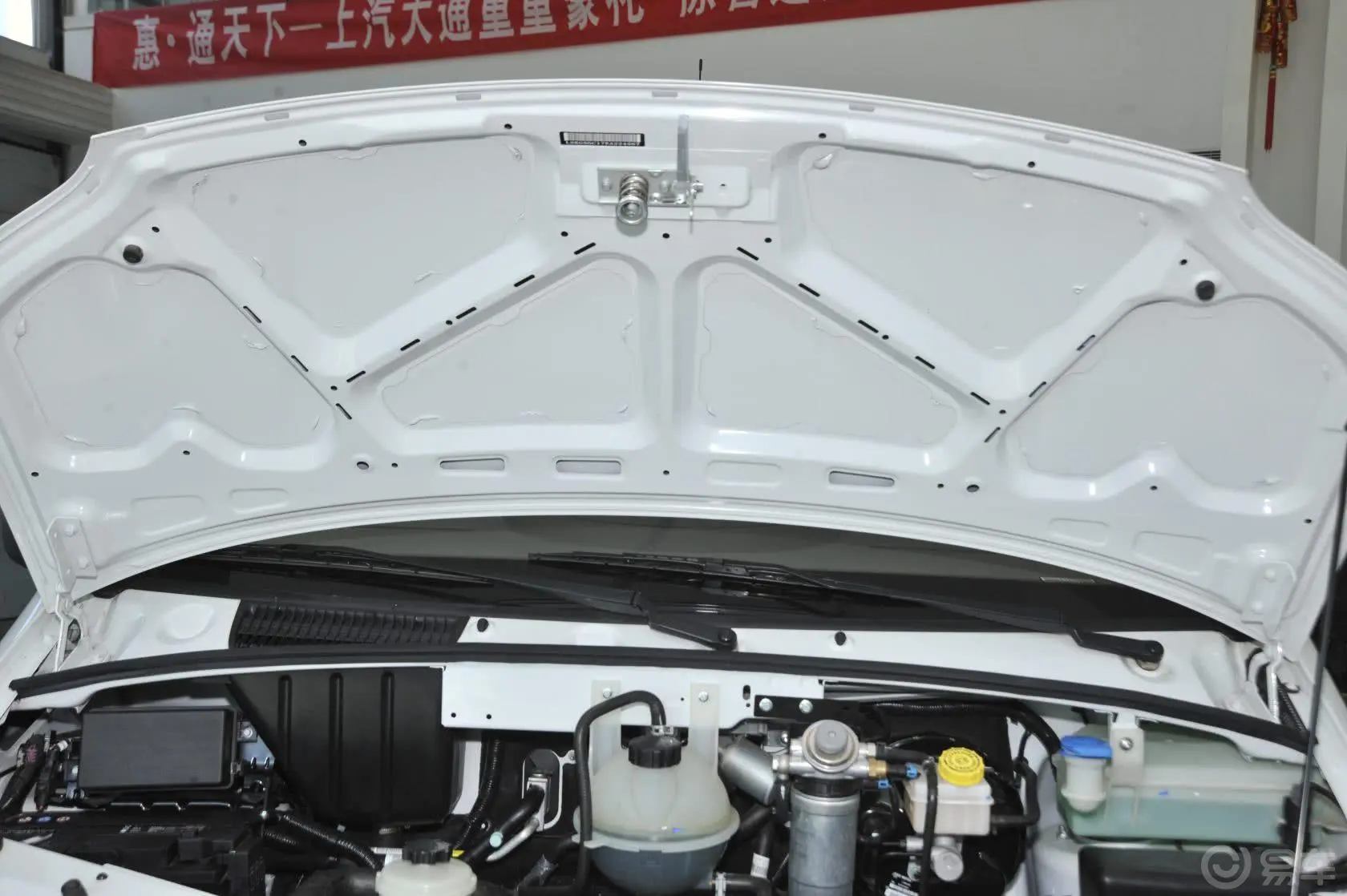 新途V802.5T 长轴 中顶 傲运通内饰