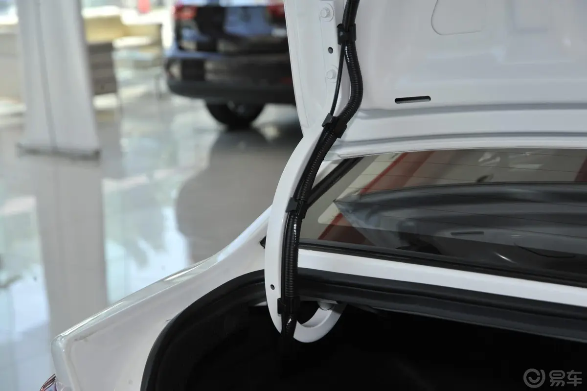 福瑞迪1.6L 手自一体 Premium行李厢支撑杆