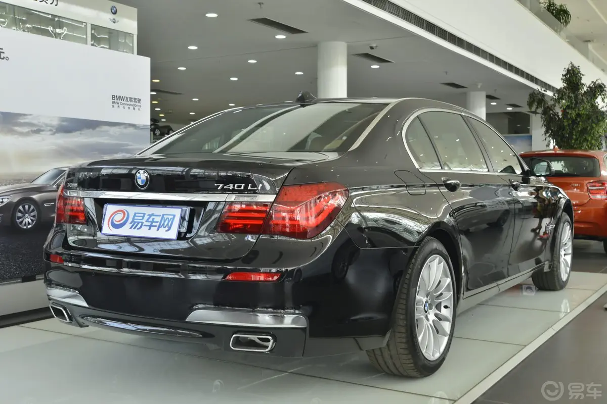 宝马7系740Li xDrive 马年限量版侧后45度车头向右水平