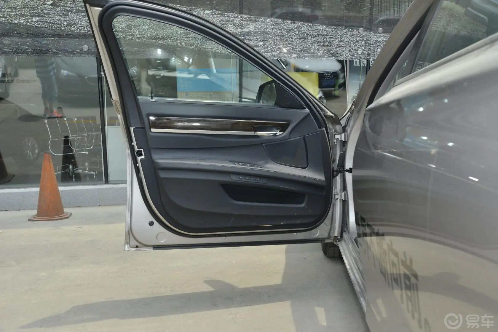 宝马7系740Li xDrive驾驶员侧车门内门板