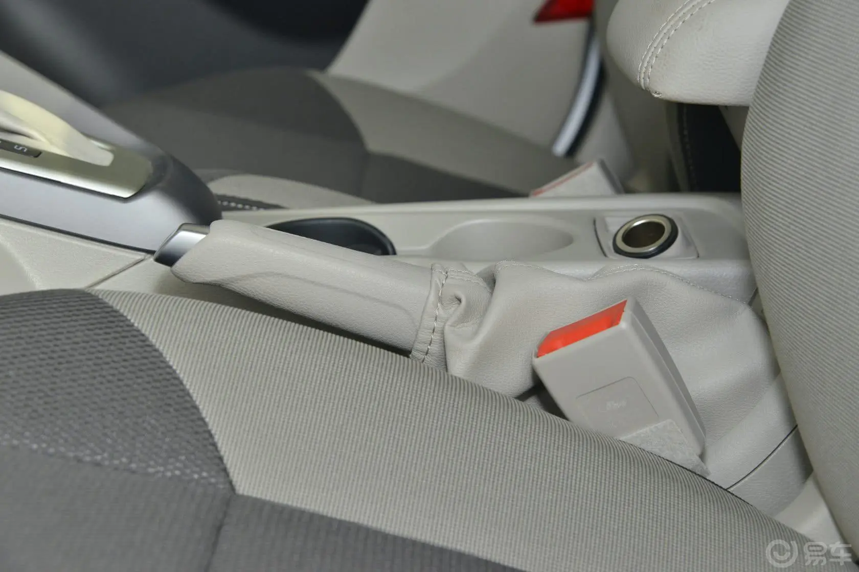 福克斯三厢 1.6L 自动 舒适型驻车制动（手刹，电子，脚刹）