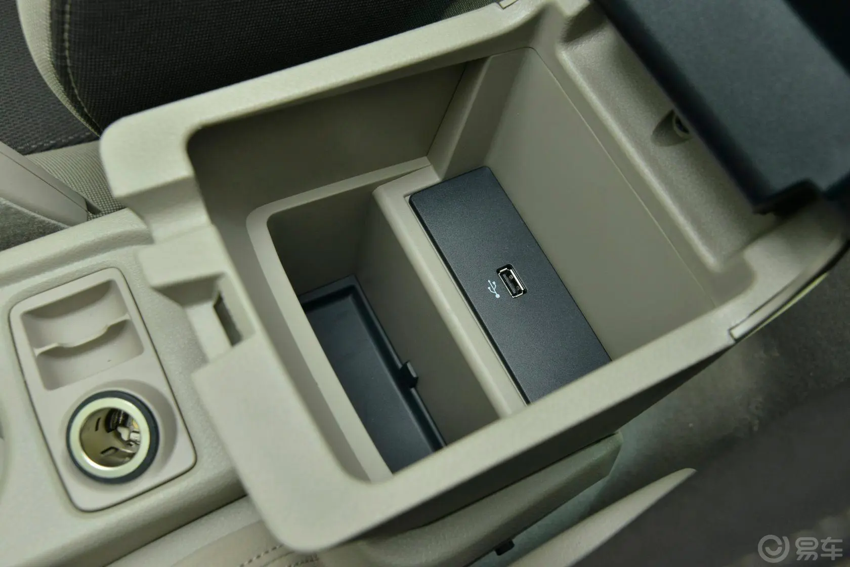 福克斯三厢 1.6L 自动 舒适型前排中央扶手箱空间