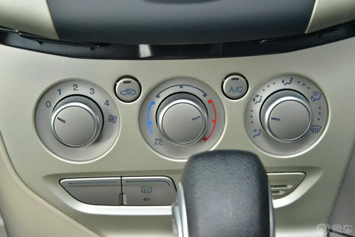 福克斯三厢 1.6L 自动 舒适型空调