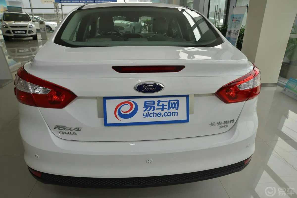 福克斯三厢 2.0L 自动 旗舰型正后水平