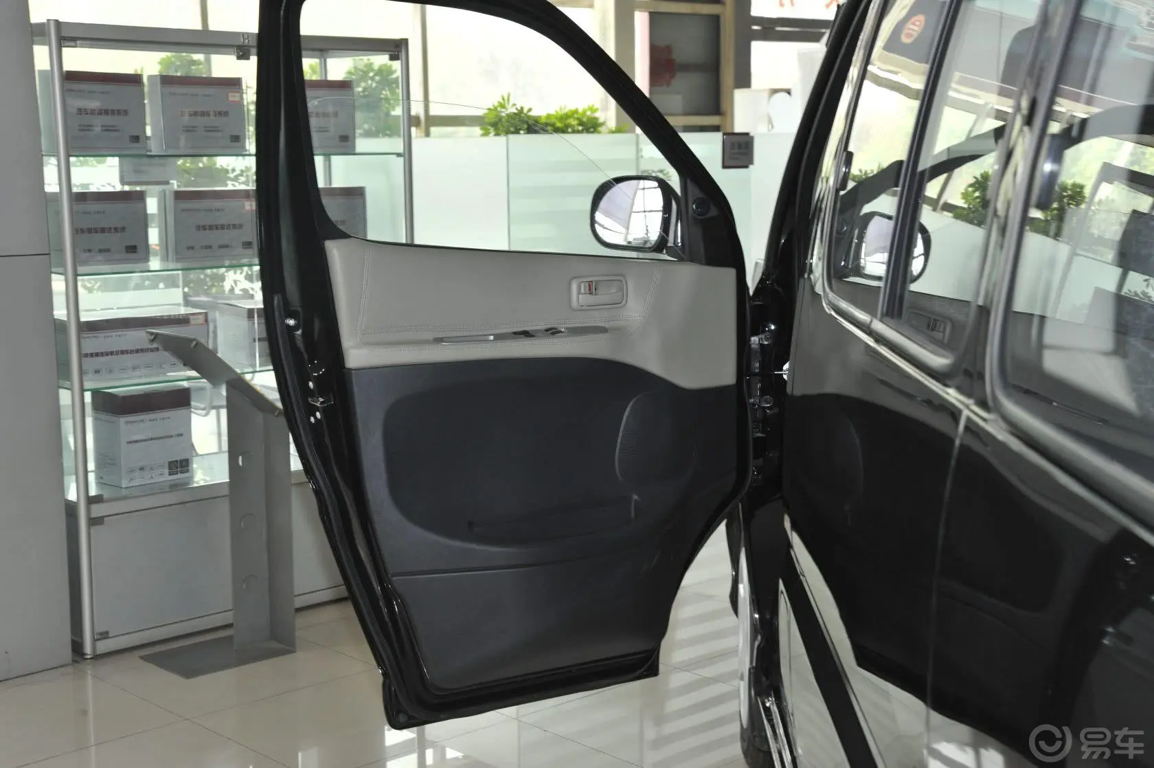 阁瑞斯2.0L智领豪华型11座 全运纪念版 国V驾驶员侧车门内门板