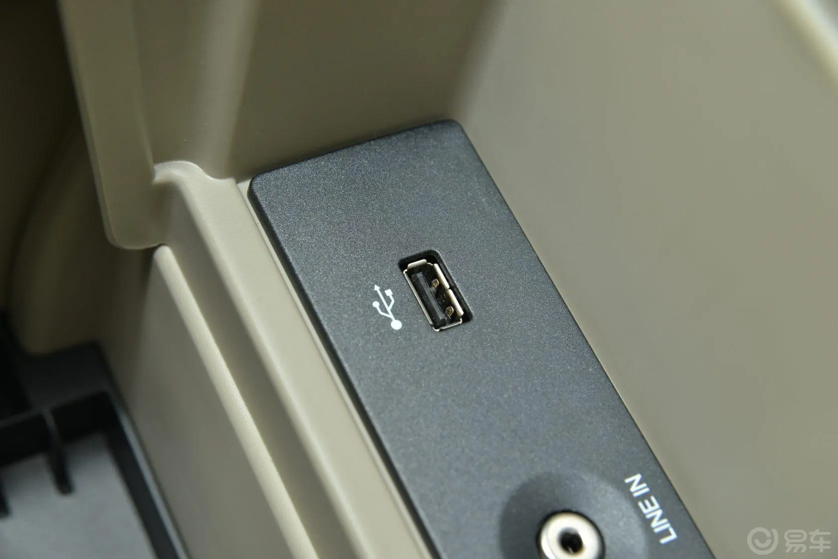 福克斯三厢 2.0L 自动 旗舰型USB接口