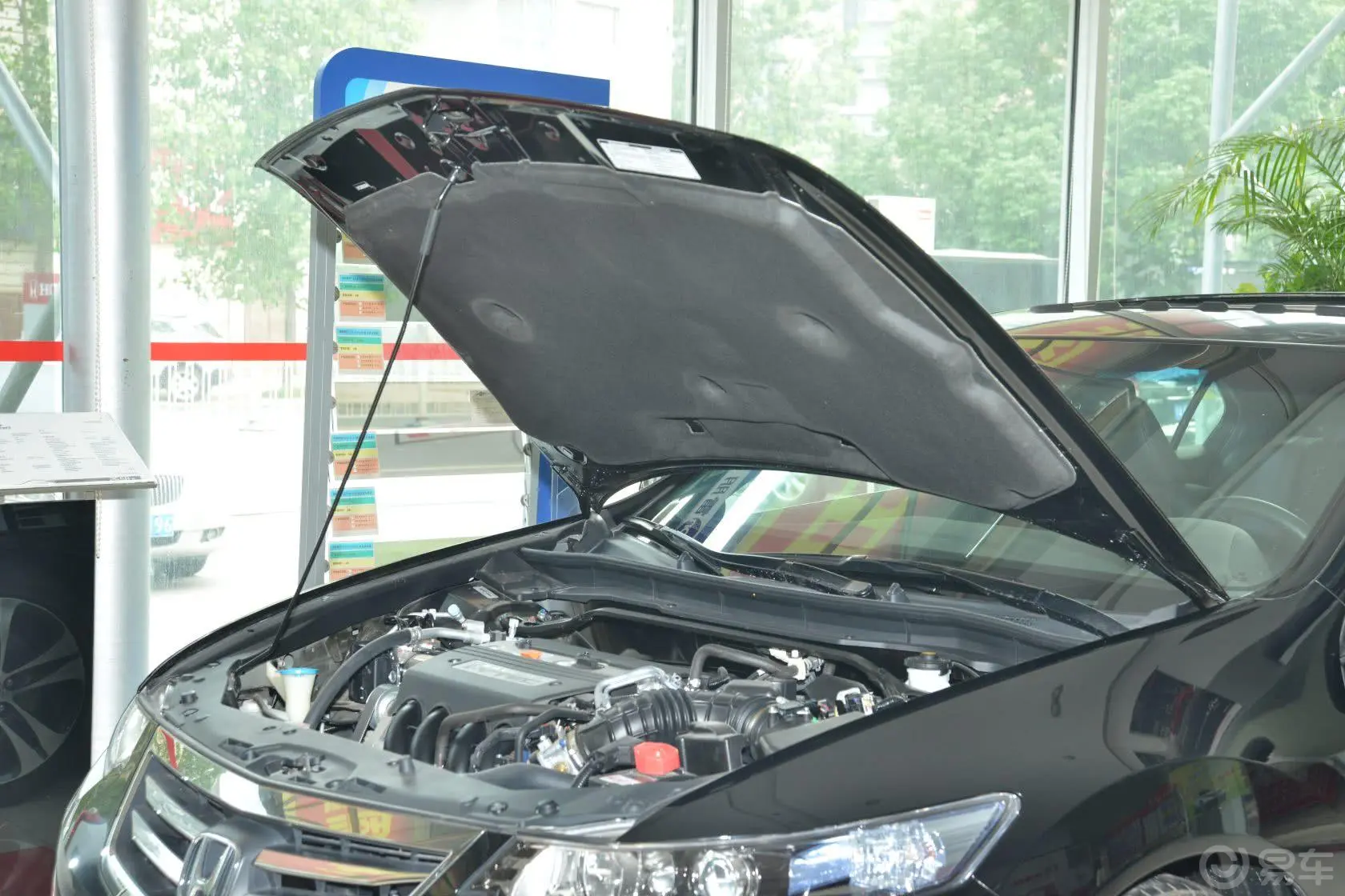 思铂睿2.4L TYPE-S发动机盖开启
