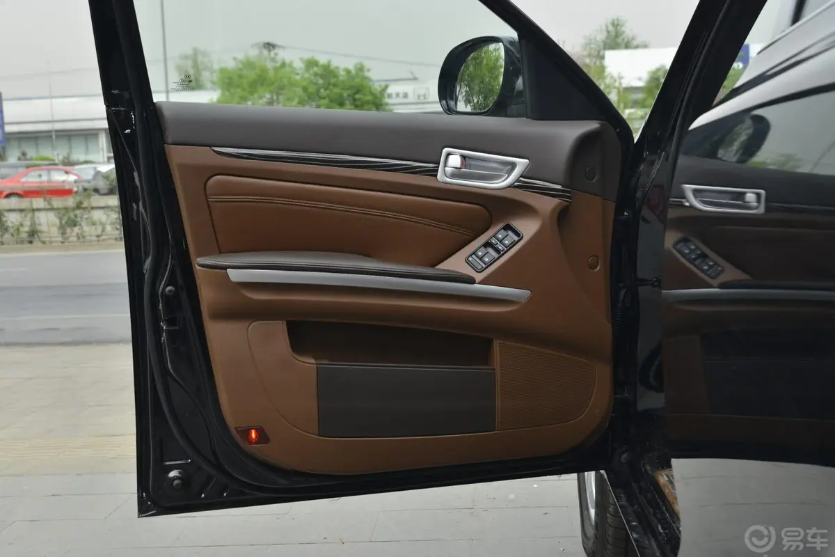 宝利格1.8T 手动 两驱 智享版驾驶员侧车门内门板