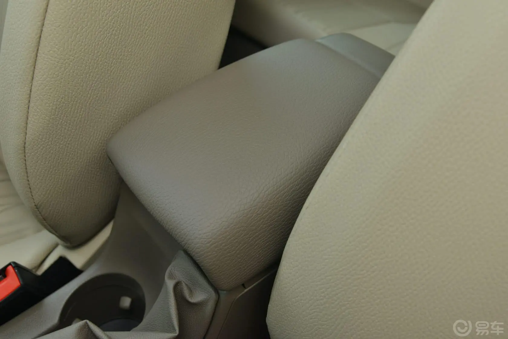 英朗GT 1.6L 手动 舒适版前排中央扶手箱