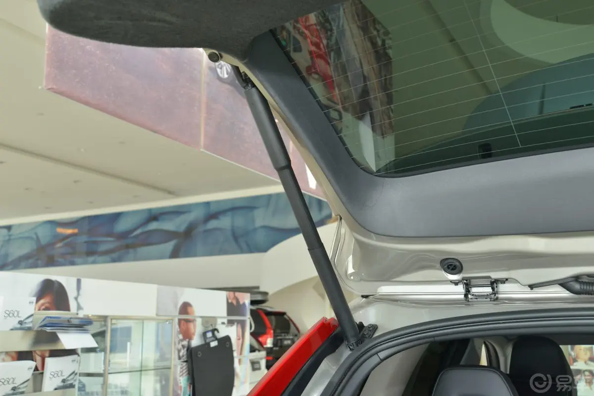 沃尔沃XC60(进口)2.0T T5 智雅版行李厢支撑杆