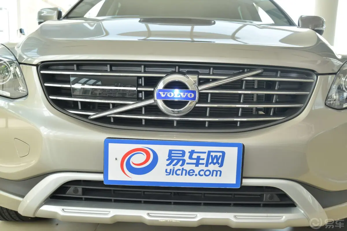 沃尔沃XC60(进口)2.0T T5 智雅版前格栅侧俯拍