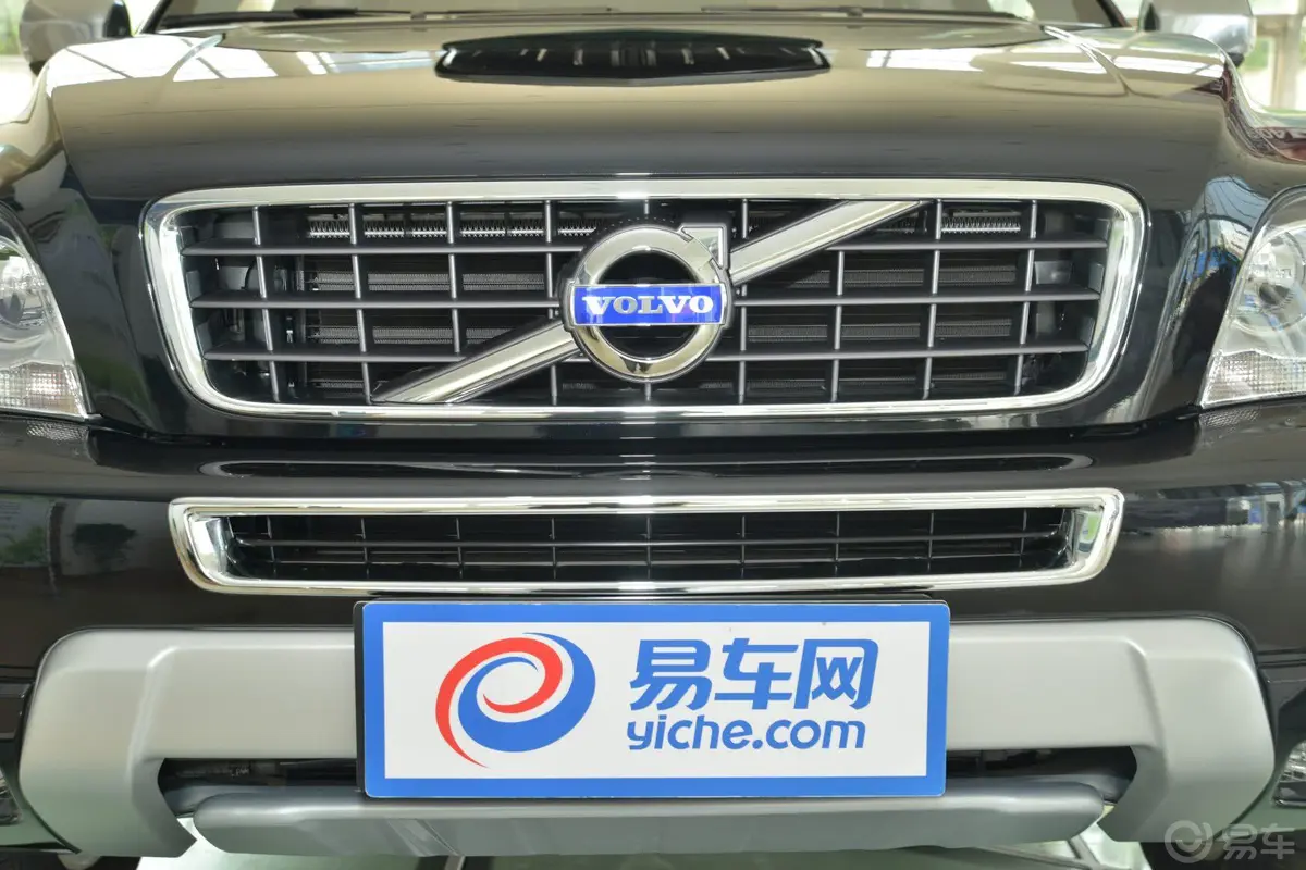 沃尔沃XC902.5T T5 行政升级版前格栅侧俯拍