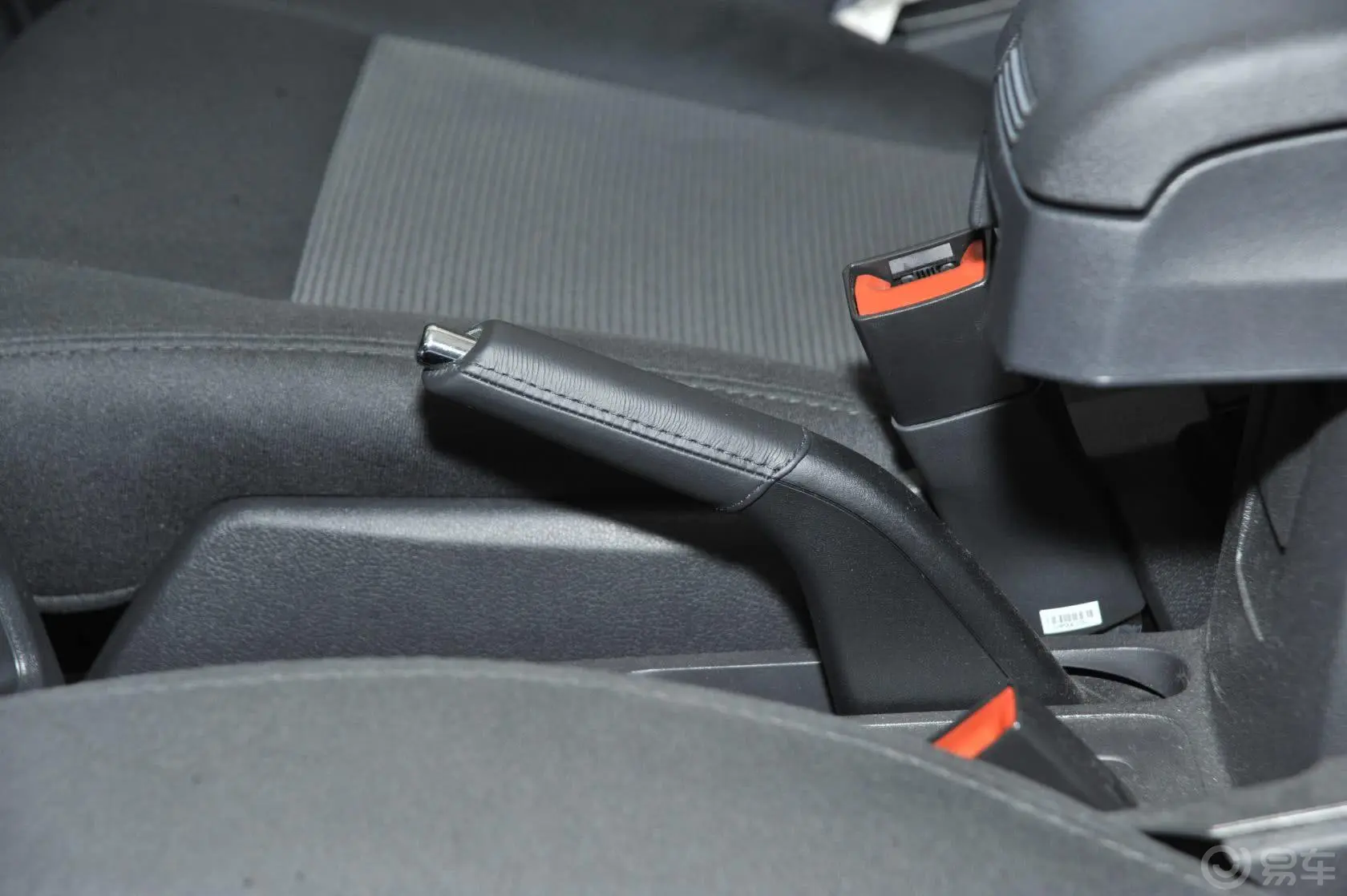 自由客改款 2.0L CVT 运动增强版驻车制动（手刹，电子，脚刹）