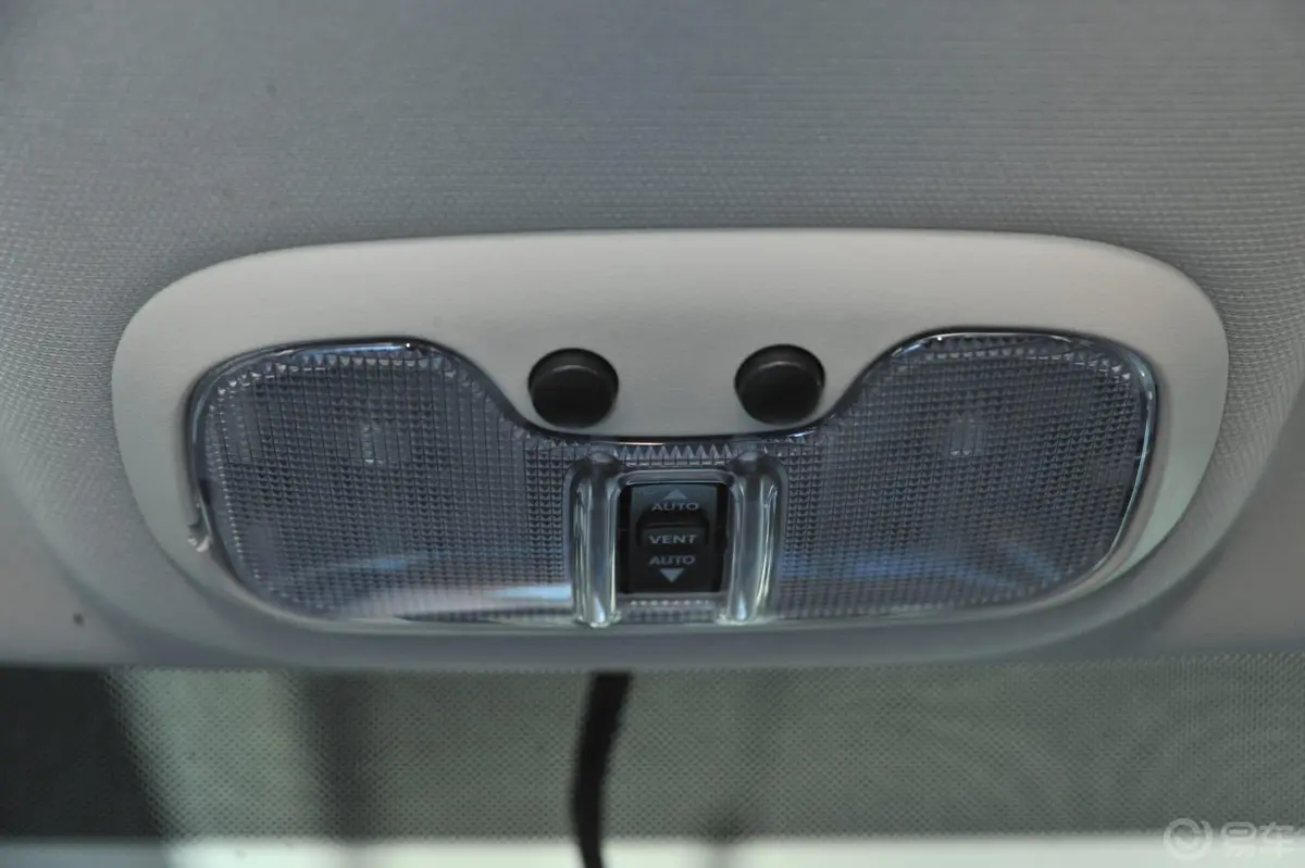 自由客改款 2.0L CVT 运动增强版前排车顶中央控制区